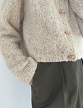 Close up af Foundation Cardigan fra leKnit