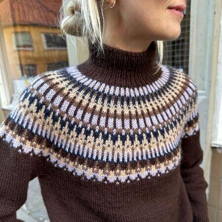 close up af petiteknit ifoert sin strikkede celeste sweater med baerestykke