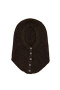Andrea Hood balaclava i mørk brun Isager Tweed, lagt fladt på hvid baggrund med fem knapper synlige på forstykket.