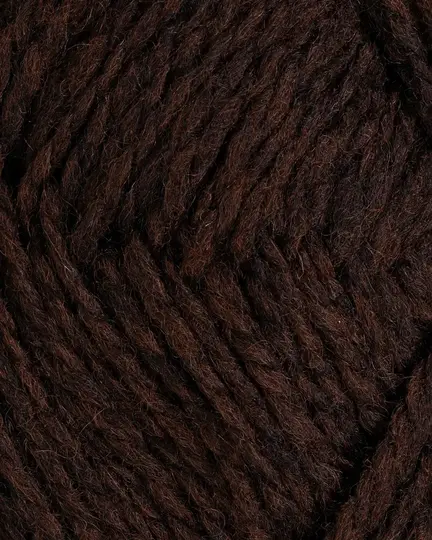 close up af garnet fviel fra rauma garn i farven mork chokolade meleret