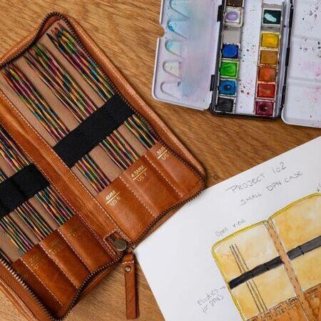 RE:DESIGNED Project 102 i Burned Tan, pindeetui i læder med lynlås og slankt format