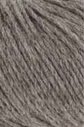 close up af garnnoegle af maerket yak fra lang yarns i farven beige meleret