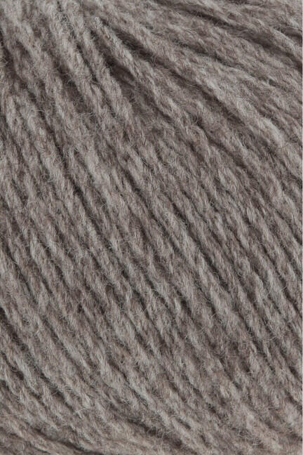 close up af garnnoegle af maerket yak fra lang yarns i farven beige meleret