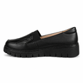 Sorte slip-on loafers med fleksibel plateausål set fra siden