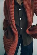 close up af model ifoert helga isagers strikket model lone cardigan