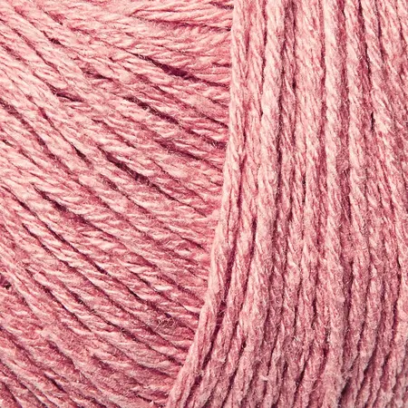 close up af garnnøgle pure silk fra knitting for olive i farven rababersaft
