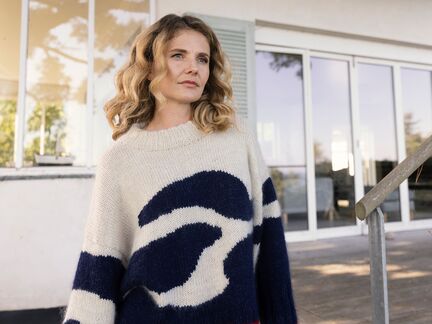Umi Sweater fra Filcolana strikket i Peruvian og Tilia garn – oversize intarsia sweater med bølgende mønster inspireret af japanske træsnit