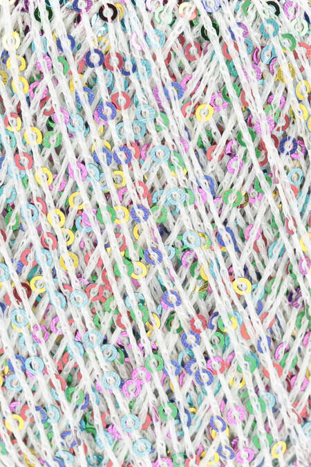 close up af garnoegle af maerket paillettes fra lang yarns i farven hvid og mulitfarver