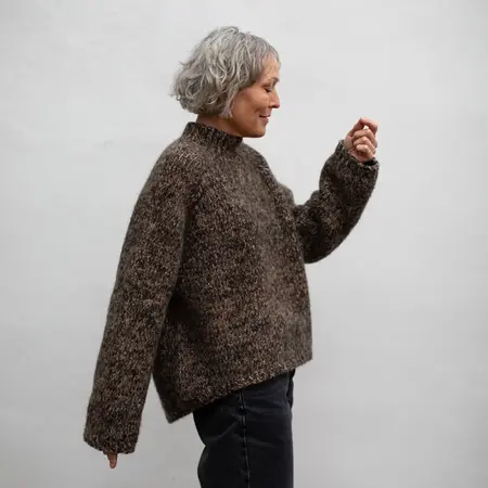 Brunmeleret Jilli Jam sweater fra Anne Ventzel set fra siden med afslappet pasform.