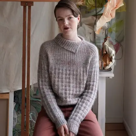 Model iført strikket Vagar model fra Kit Couture. Strikket i Wool Cotton fra Kit Couture og kidsilk fra cowgirlblues.