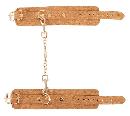 Vegan Fetish Wrist Cuffs i sort vegansk læder med metalring og kæde.