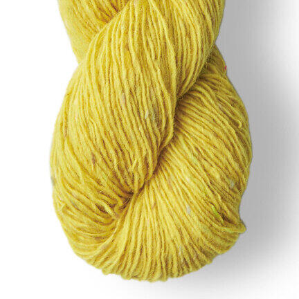 Close up af Isager Tweed i farven lemon