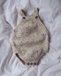 Lillesøsters Romper strikket i Merino Singles fra Sysleriget – strikket babyromper med seler og knapper