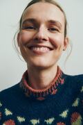 close up af model ifoert moerkeblaa udgave af gunta sweater fra helga isager
