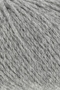 close up af garnnoegle af maerket yak fra lang yarns i farven lys graa meleret