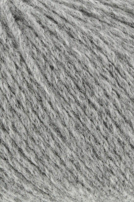 close up af garnnoegle af maerket yak fra lang yarns i farven lys graa meleret