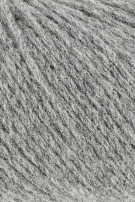 close up af garnnoegle af maerket yak fra lang yarns i farven lys graa meleret