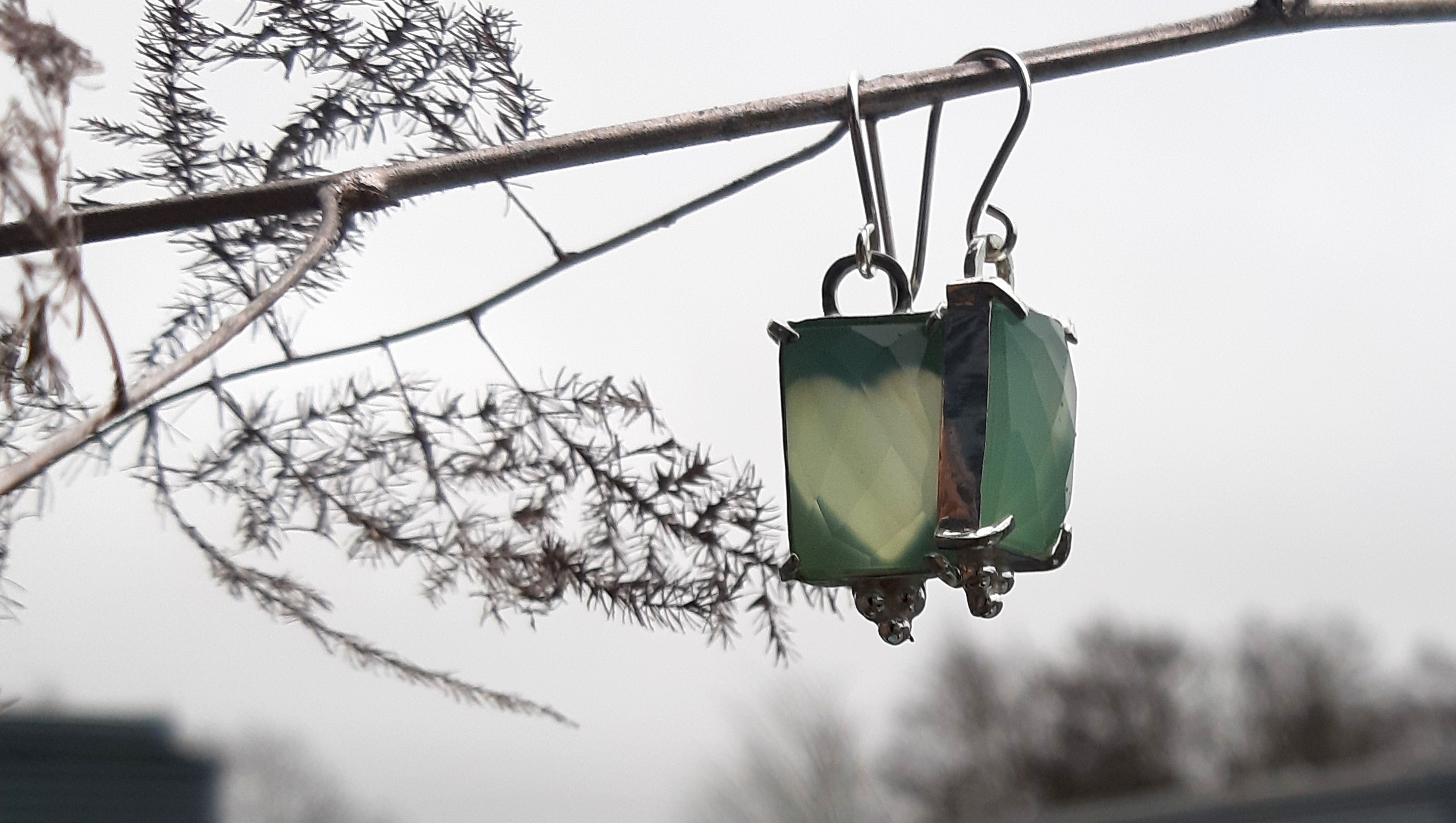Sølv ørering med udskåret bagside. Firkantet aquamarine
