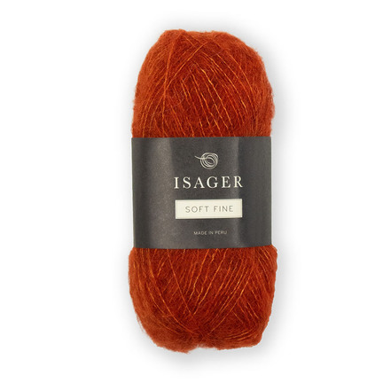 Isager Soft Fine garnnoegle i den roede farve 28, viser garnets bloede tekstur