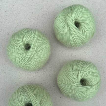 Pascuali Cashmere 6/28 – farven Spring Green. Økologisk luksusgarn i 100% cashmere uld, lys forårsgrøn nuance.