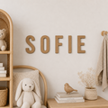 SOFIE bogstaver i træ Design 2 ophængt på væg i børneværelse
