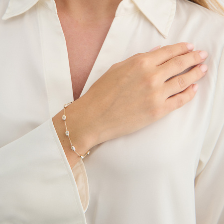 Honey armbånd i 8 karat guld på model