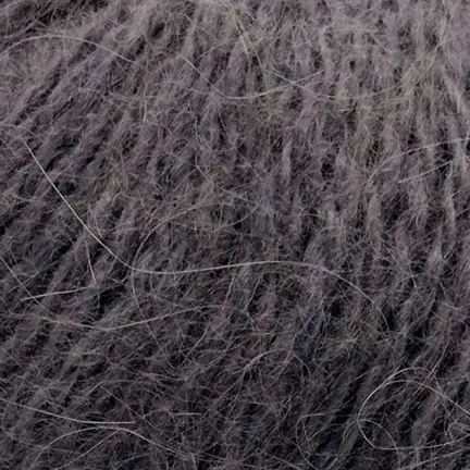 Close up af garnnoegle i angora fra mondial i farven støvet blomme - 728