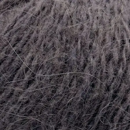 Close up af garnnoegle i angora fra mondial i farven støvet blomme - 728