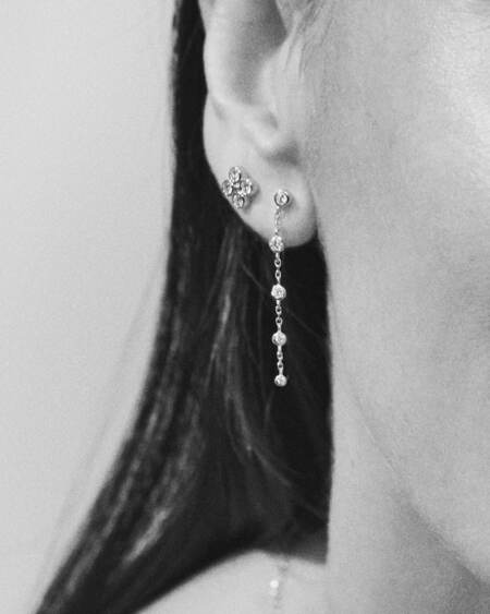 Medina iført SOPHIA'S BLOOM øreringe i sølv med hvid topas.