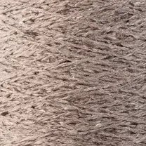 close up af ito kinu silke garn i farven logwood