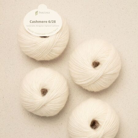 Cashmere 6 28 fra Pascuali i farven raw white