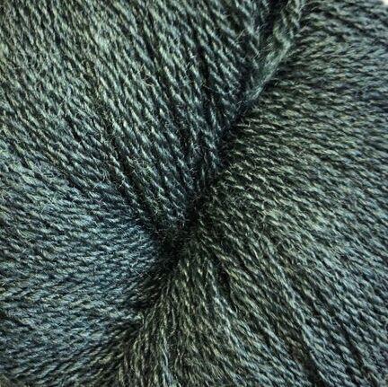 Close up af garnnøgle silke merino fra design club i farven 521 flaskegrøn