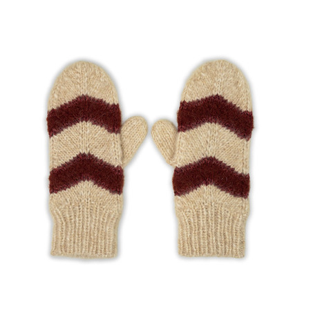 Karen Mittens fra Isager Archives 2 – strikkede luffer i naturfarve med bordeaux zigzagstriber. Designet af Kirsten Nørgaard.