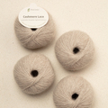 Pascuali Cashmere 6/28 – farven Taupe. Økologisk luksusgarn i 100% cashmere uld, varm beigegrå nuance