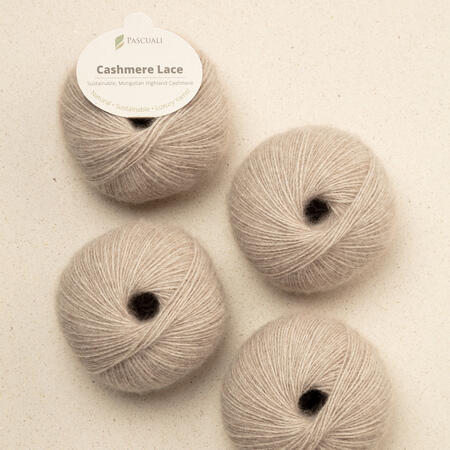 Pascuali Cashmere 6/28 – farven Taupe. Økologisk luksusgarn i 100% cashmere uld, varm beigegrå nuance