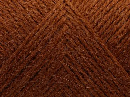 close up af garnnoegle af maerket vilja fra filcolana farve red squirrel 352