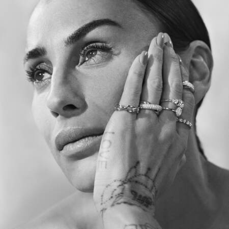 Medina iført CELIA ring i sølv med zirkonia.