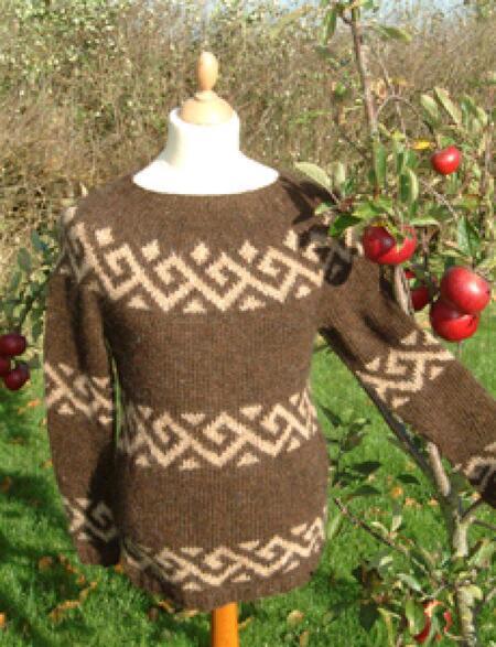 Jeanne sweater fra Istex i brun udgave. Strikket i Lettlopi