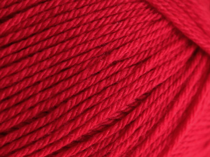 Close up af garnet anina fra filcolana i farven 218 – Chinese red