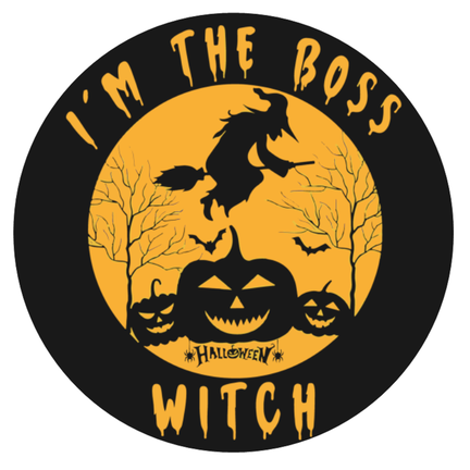 Rundt sort og orange Halloween sukkerprint med heksesilhuet på kost, græskar, skov og teksten I'M THE BOSS WITCH
