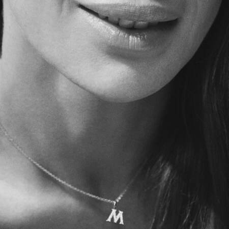 Medina iført TENDER LOVE M sølv halskæde med hvid topas.