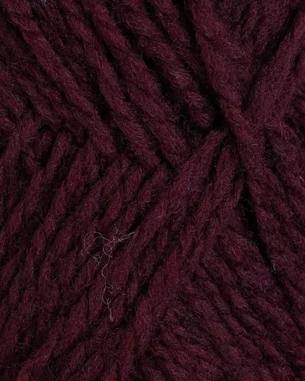 close up af garnet fviel fra rauma garn i farven burgunder