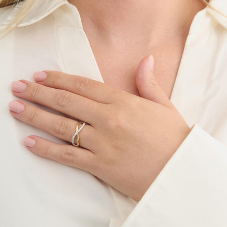 Endless Devotion ring i 14 karat guld på model