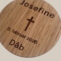 Personlige bordkort i træ med navn og dato til dåb
