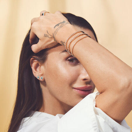 Medina iført TENNIS armbånd i 14 karat guld med 3,50 ct. brillanter W.SI.