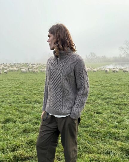 model iført dagmar zipper sweater man