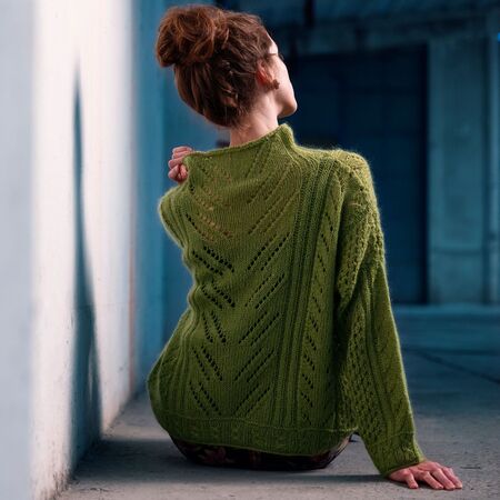 model ses med den strikkede model Bladranke vi ser hende fra ryggen