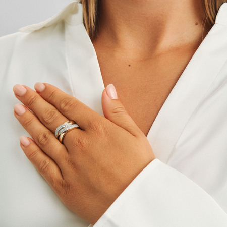 You & Me ring i 14 karat guld på modellen