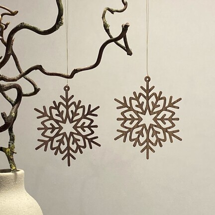 To iskrystaller som julepynt i træ