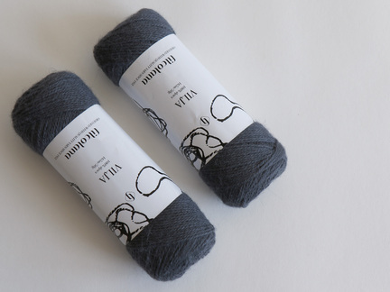 to nøgler vilja garn fra filcolana i farve 219 antracite